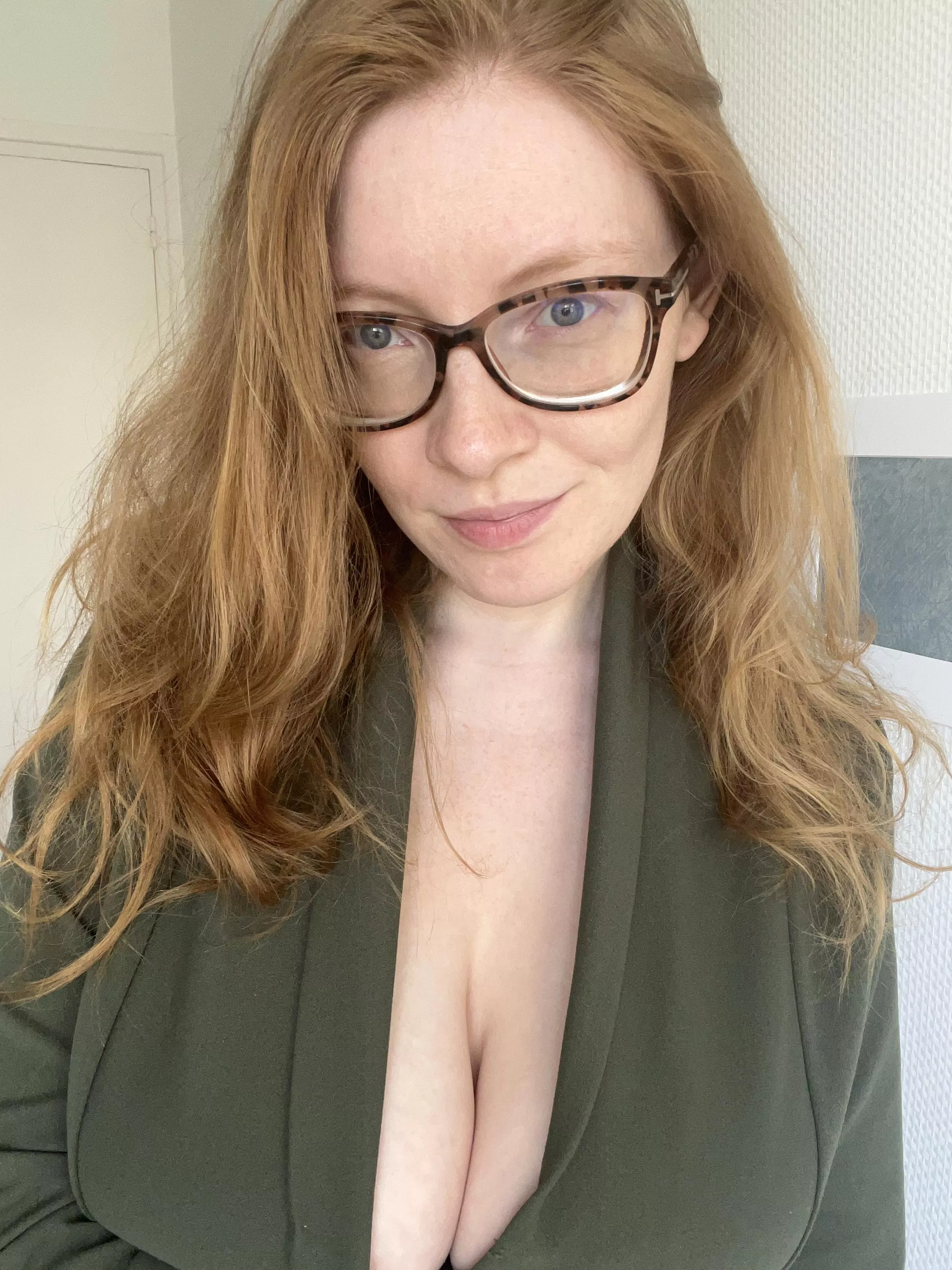 Focus on the glasses 😇 posted by hummingael