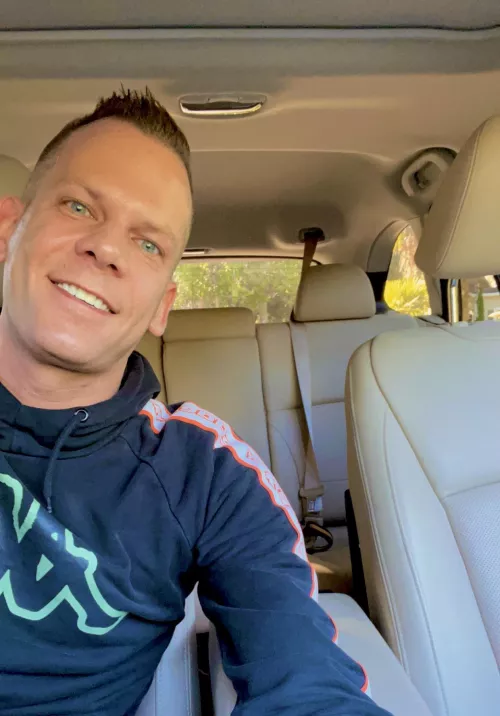 I feel like a statistical anomaly in this sub—40 something, no beard, not afraid to smile in pics. Cheers from North Carolina 🍻🛹. by perplexing99