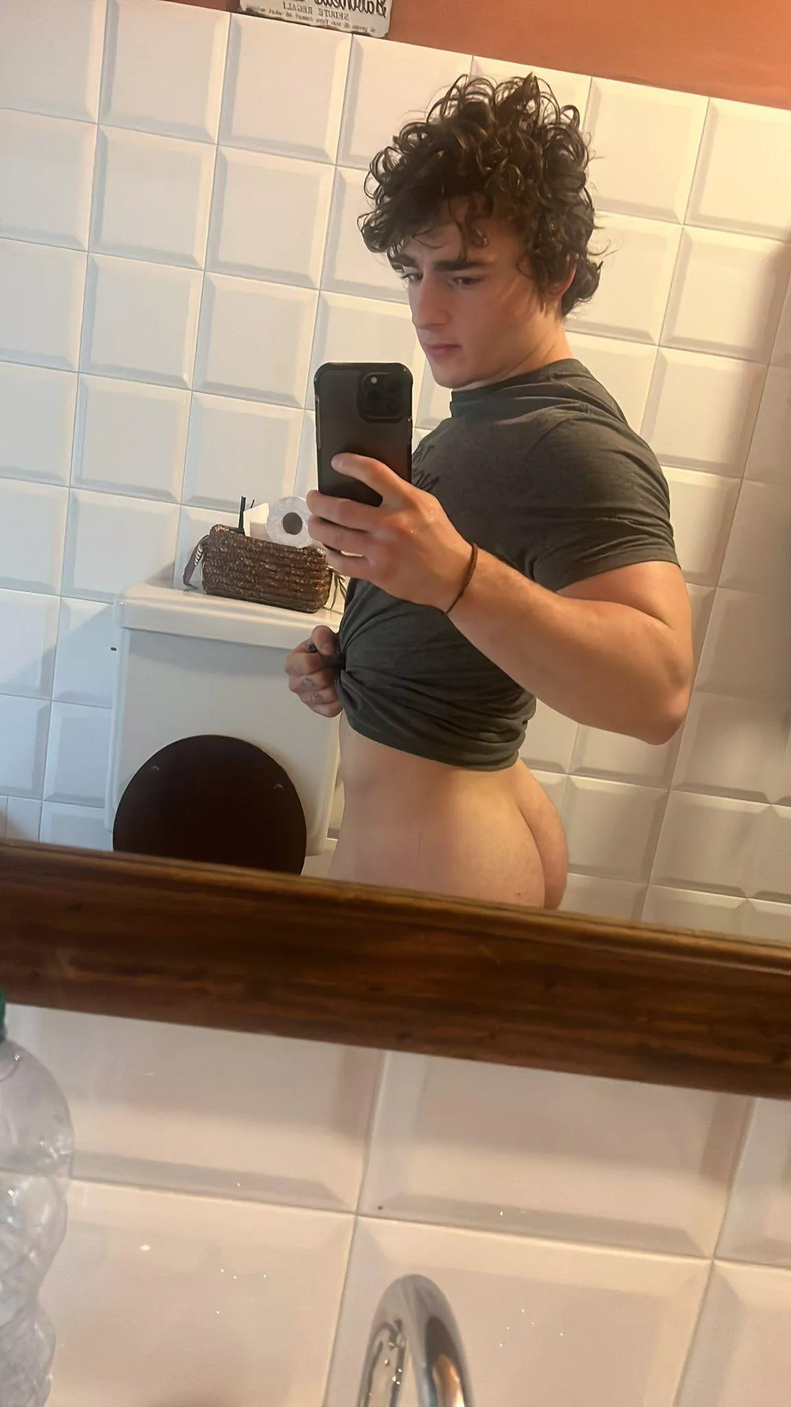 I really like to put my ass over the boys' faces. posted by SpolliOF