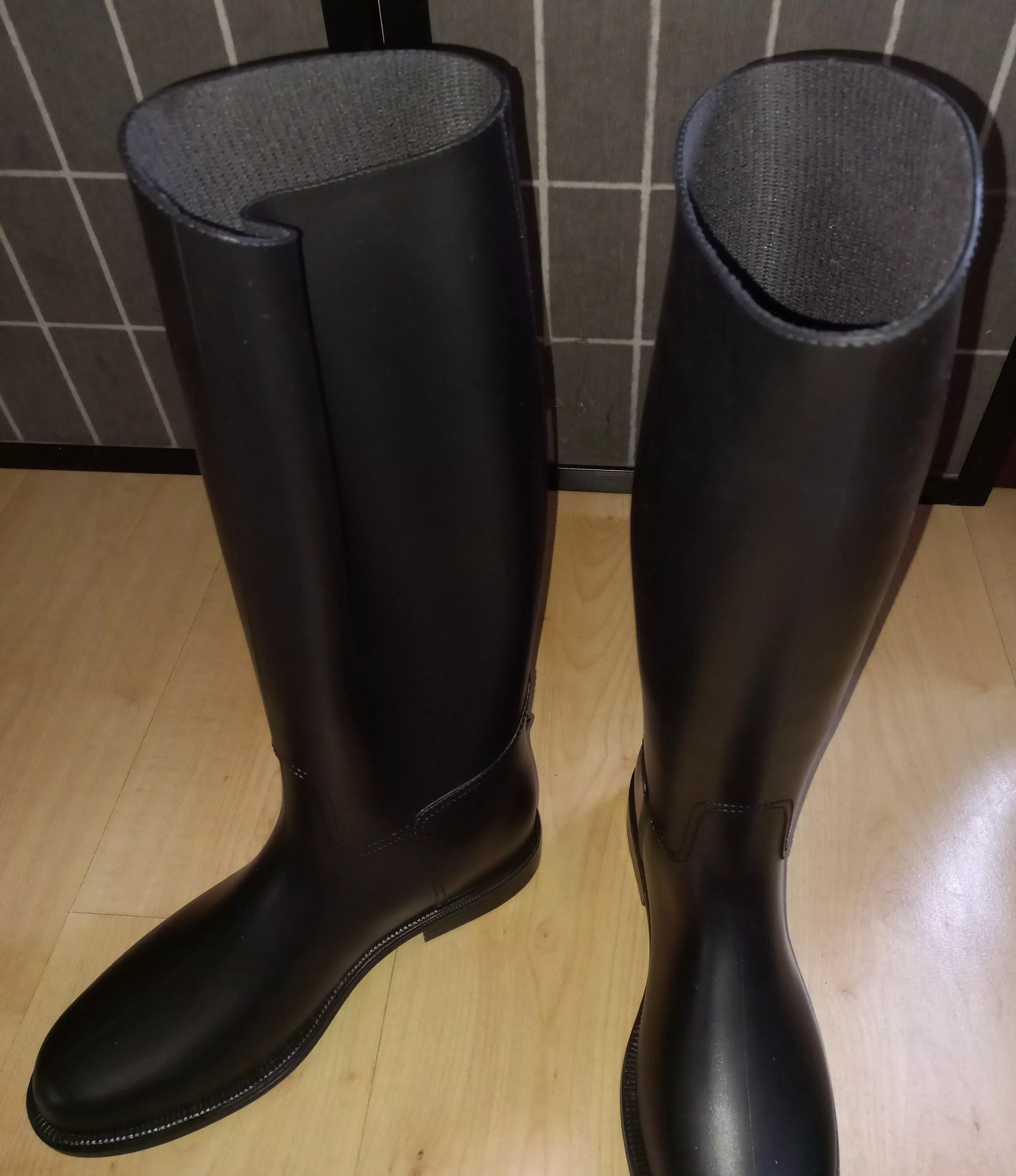 Ordered these boots and they shipped like this. How does one 