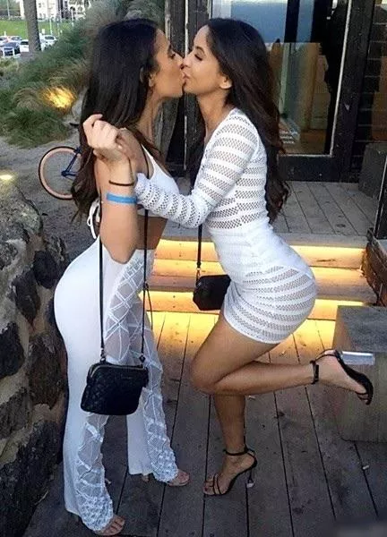 Pretty Kissers posted by paulapax