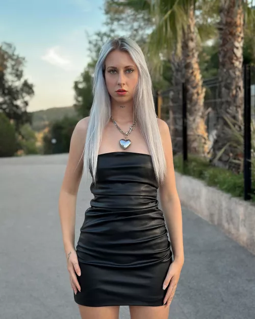 Say hi if girls in leather are your kink 🖤 by rileybiii