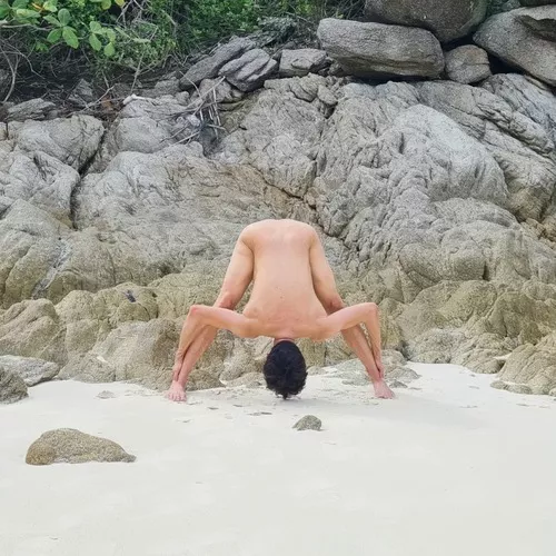 Yoga guy wanna say hi ;) posted by TylerRabbitWong