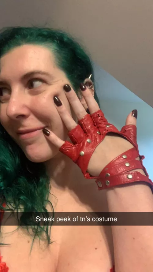 Gloved hand by sirenskiss3