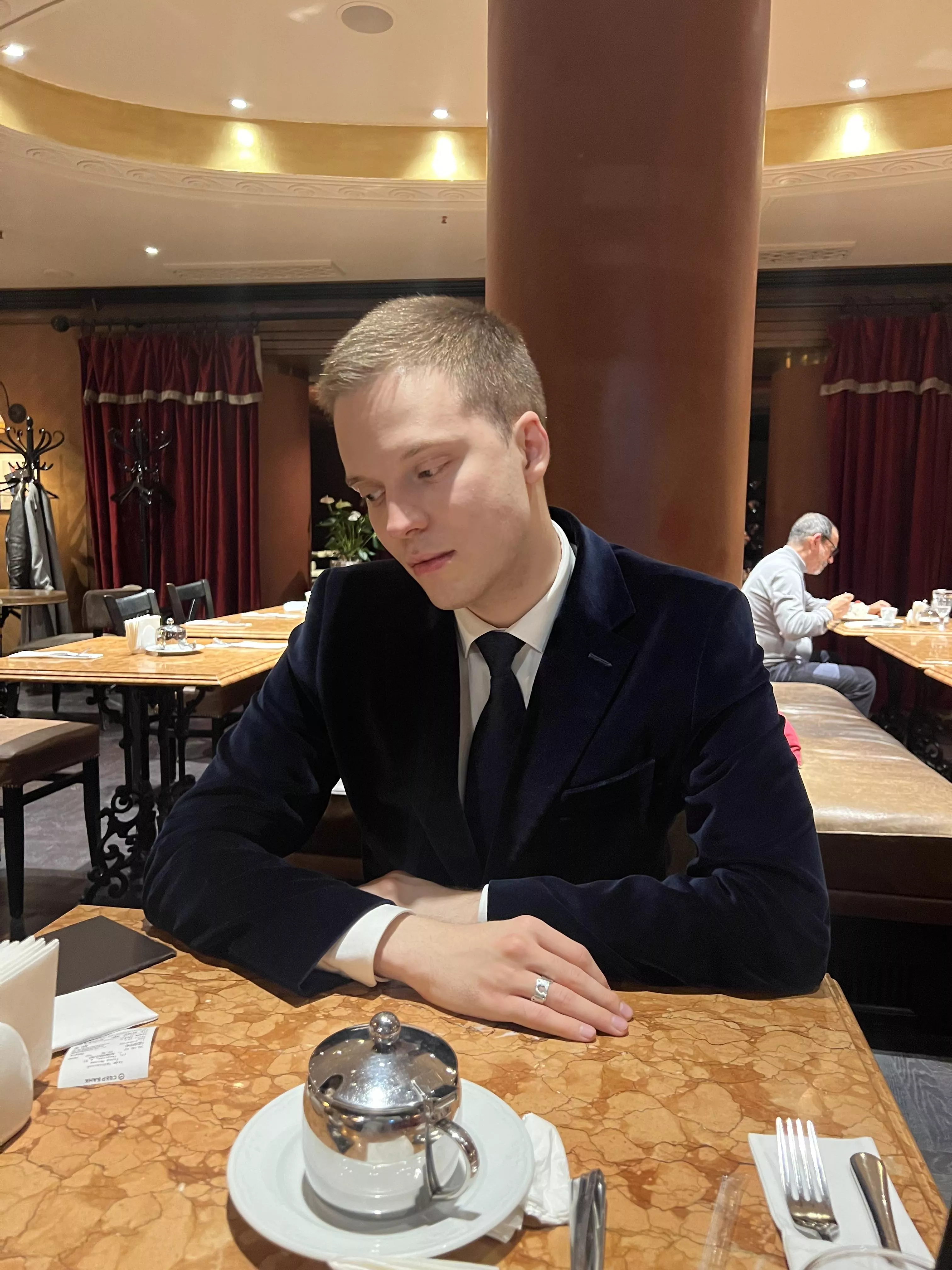 Hey, how old do you think I am? I’m curious whether I look older or younger than my age 😁🙈 posted by Jemapelledima