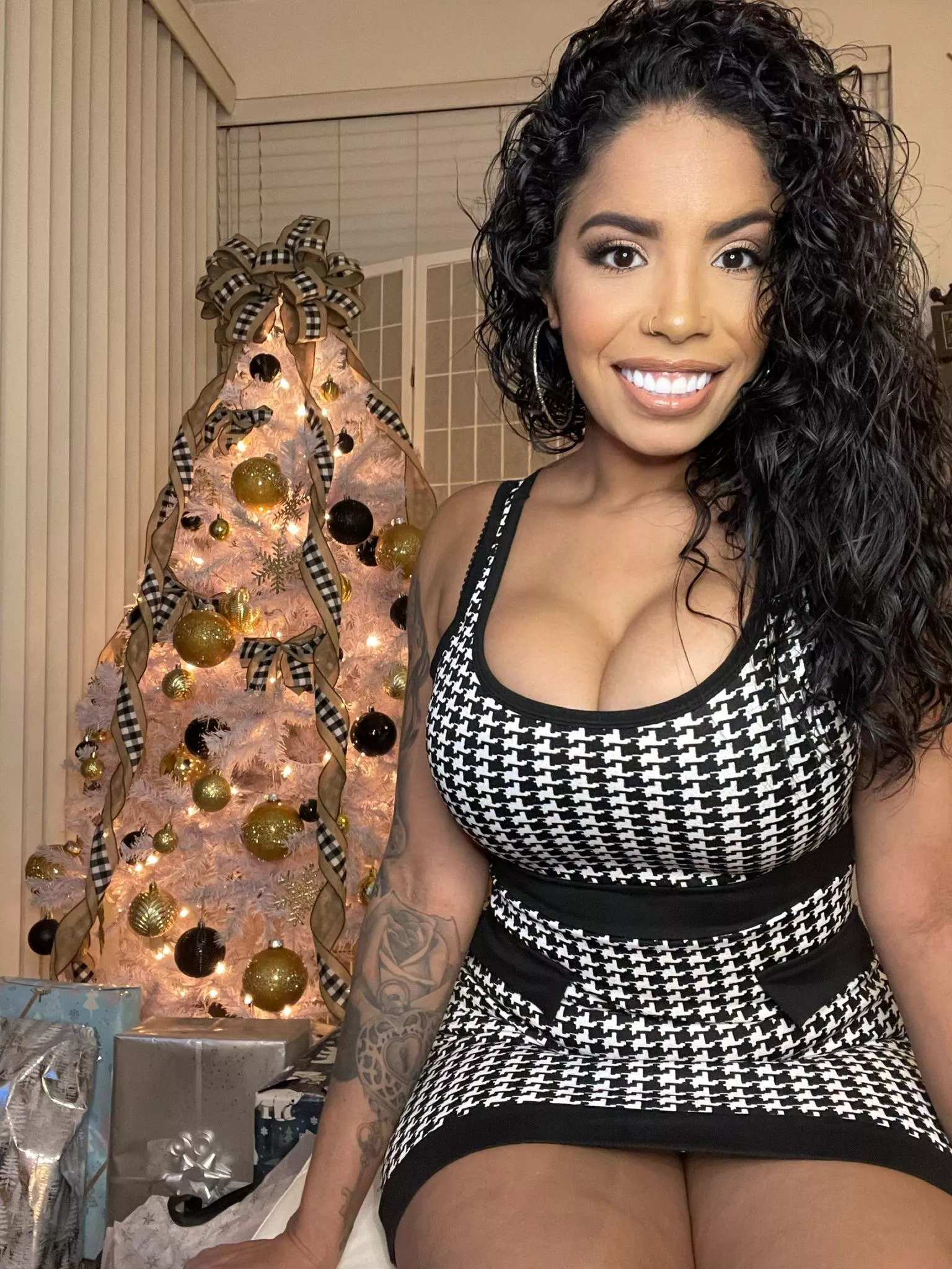 I love these smooth curves in my beautiful wife body posted by sweetBabe_xxx