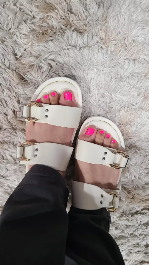 Piggy toes 😍🐷 Oink Oink 😄 by R_E_S_M