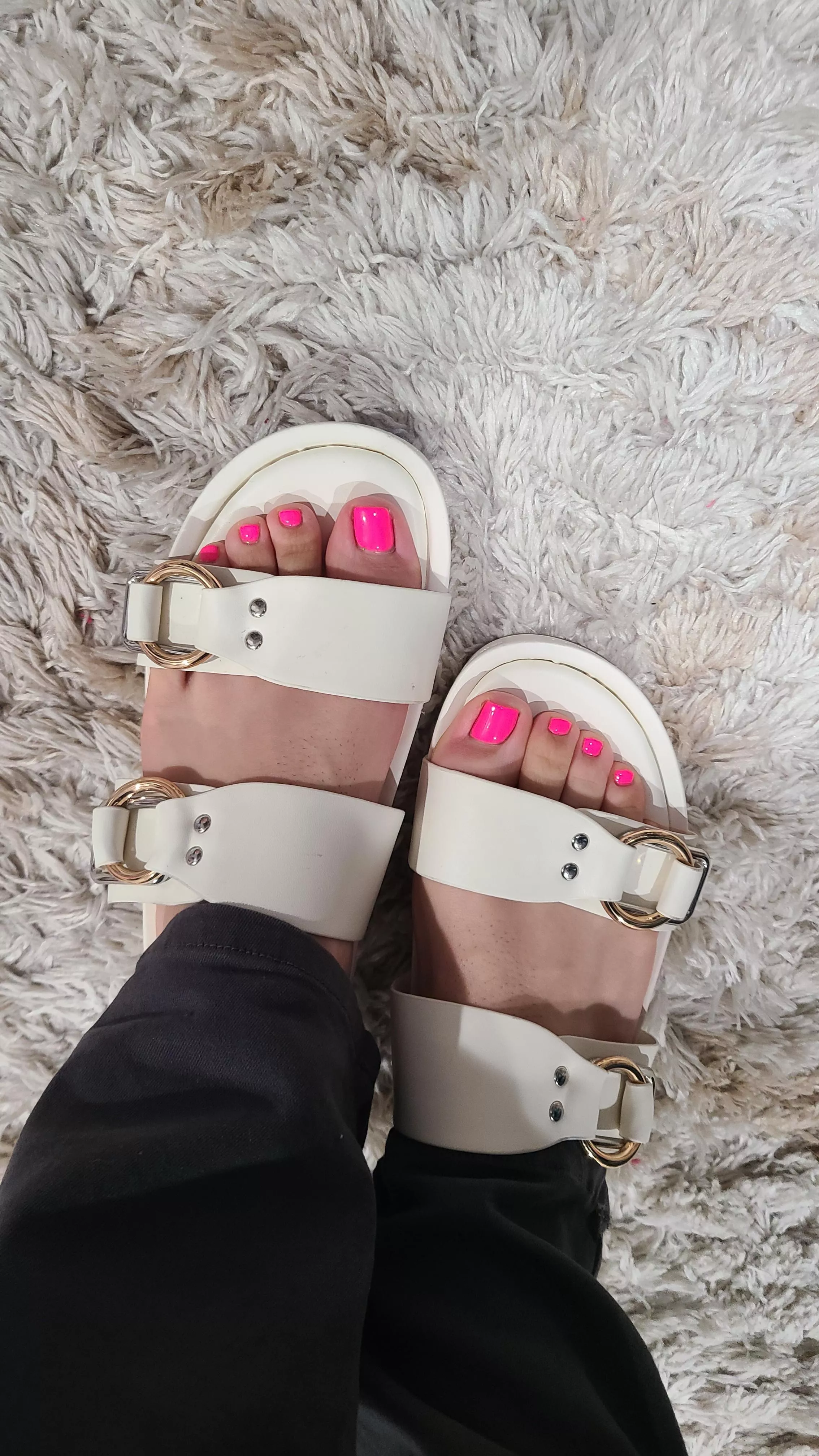 Piggy toes 😍🐷 Oink Oink 😄 posted by R_E_S_M