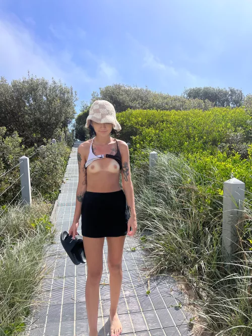 saying a quick hi on the way to the beach 🏝 by mayajadex