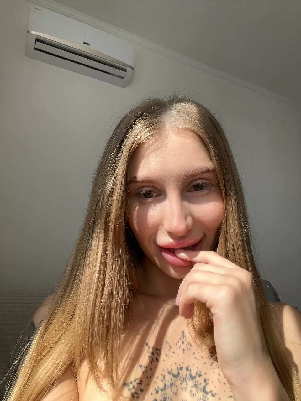 What you would do with those lips, describe the emoji posted by beigeCervidae