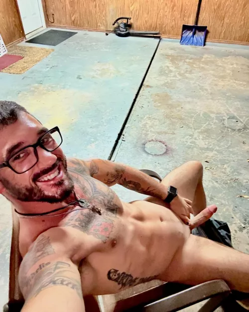 Daddy, Has been working really hard, who wants to come and relax me. I will even put a hard hat on 😉 🖤🥃 by Grey_Stoic