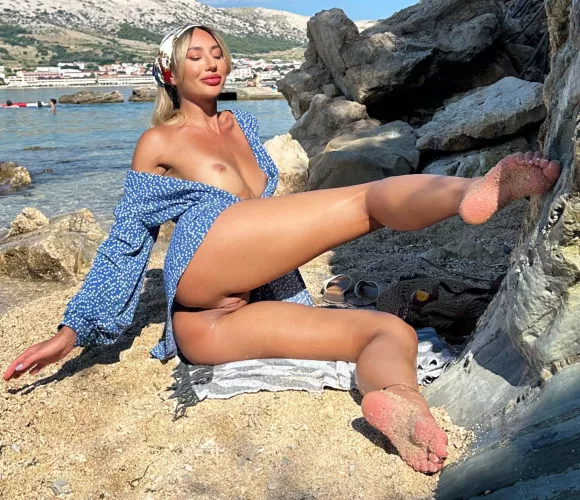 Do you eat my body in public ? by hamoudg