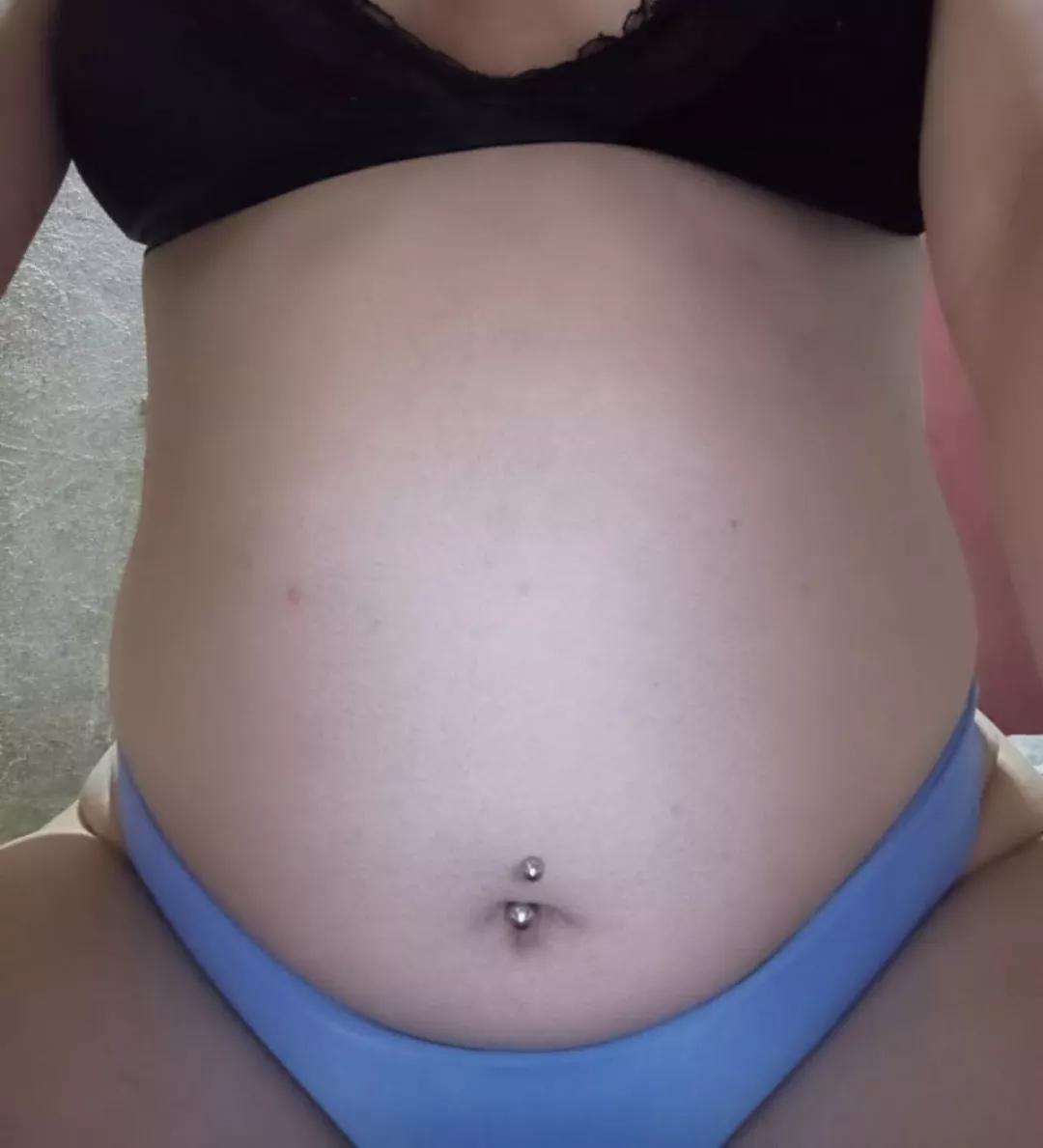 I need my belly bigger please🐷 posted by Fabianam06