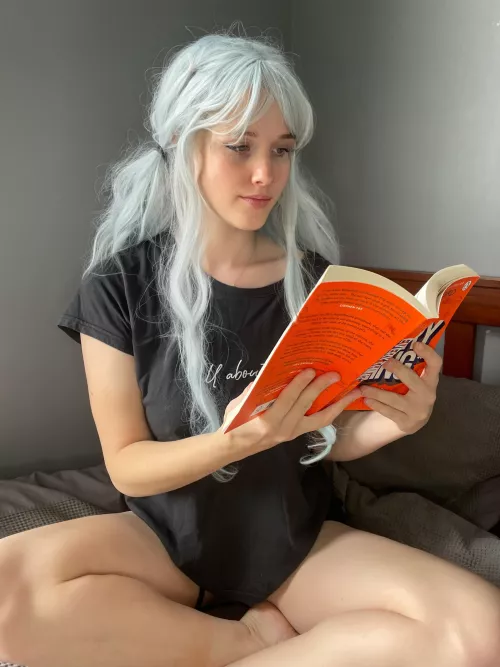 It’s the perfect season for hot tea and reading (no pants allowed) by babypeachofficial