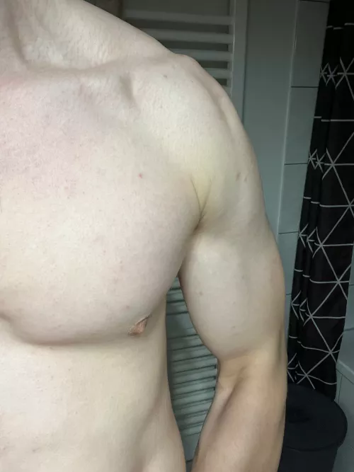 look at my bizeps by KeyDisance