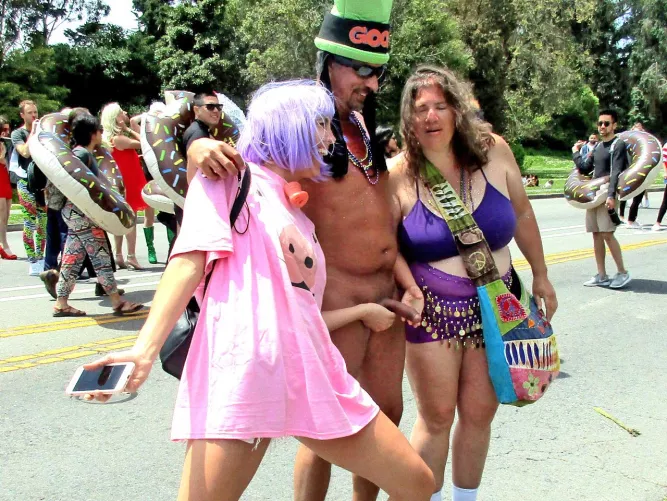 Public CFNM at Bay to Breakers - hard in the hand by Happy-Hour-24-7