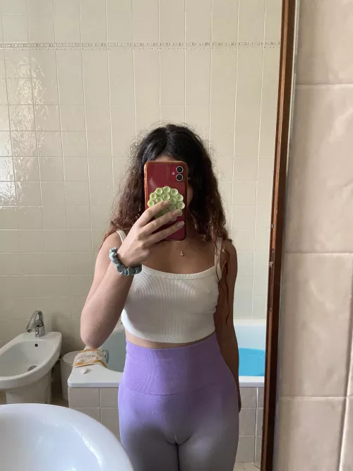 No bra and camtoe🙈 by reginadeipiedini