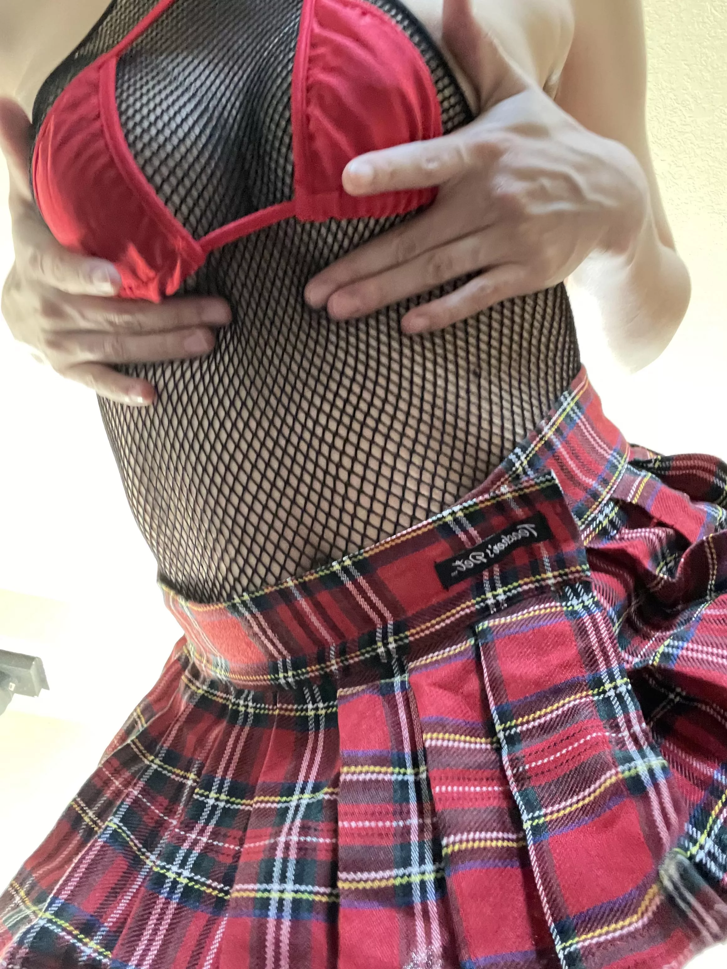 Big boobs tiny waist 🫢 posted by st0ned-succubus