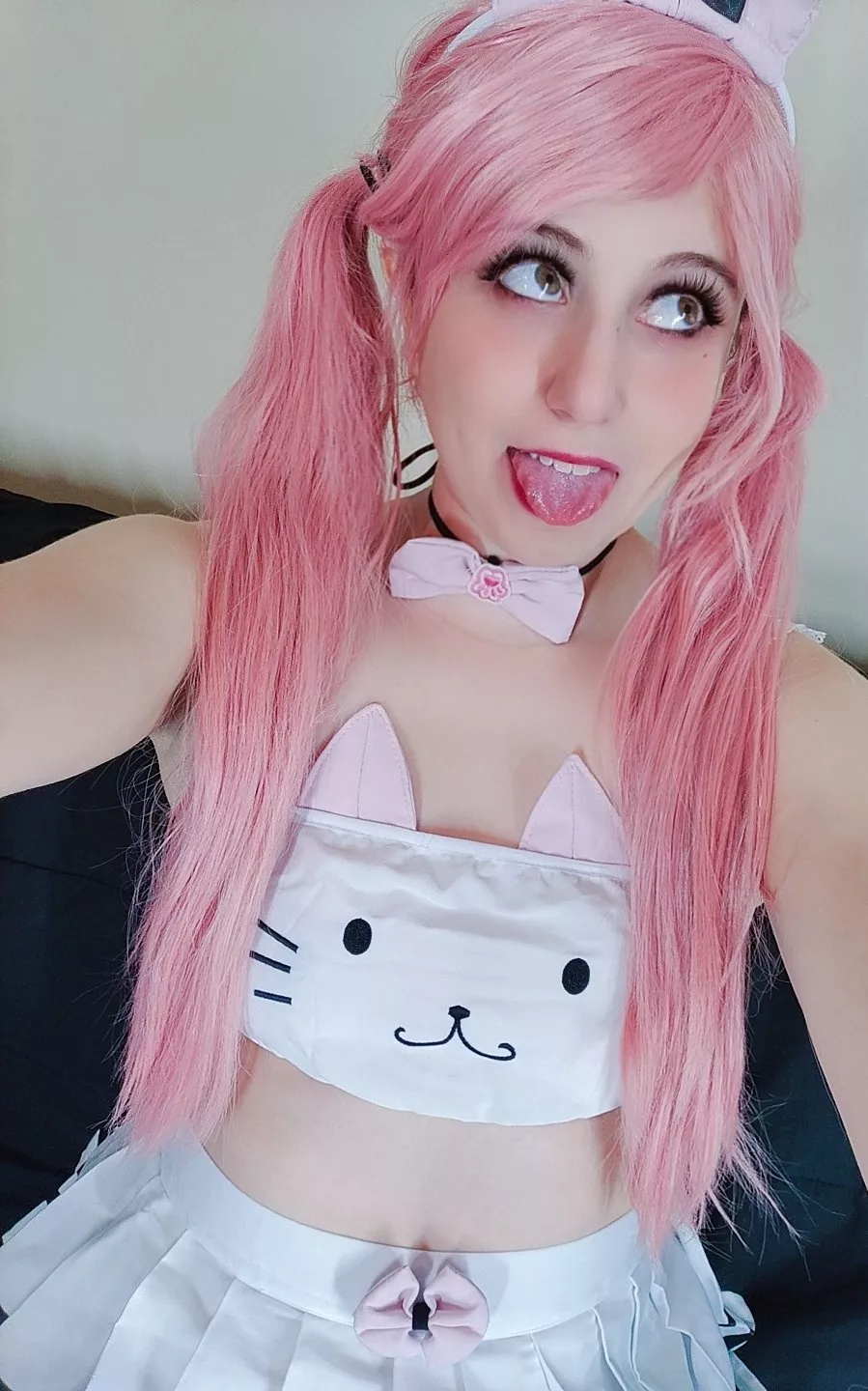 Do you wanna pet my kitty? 😺 posted by upstairsidolize62