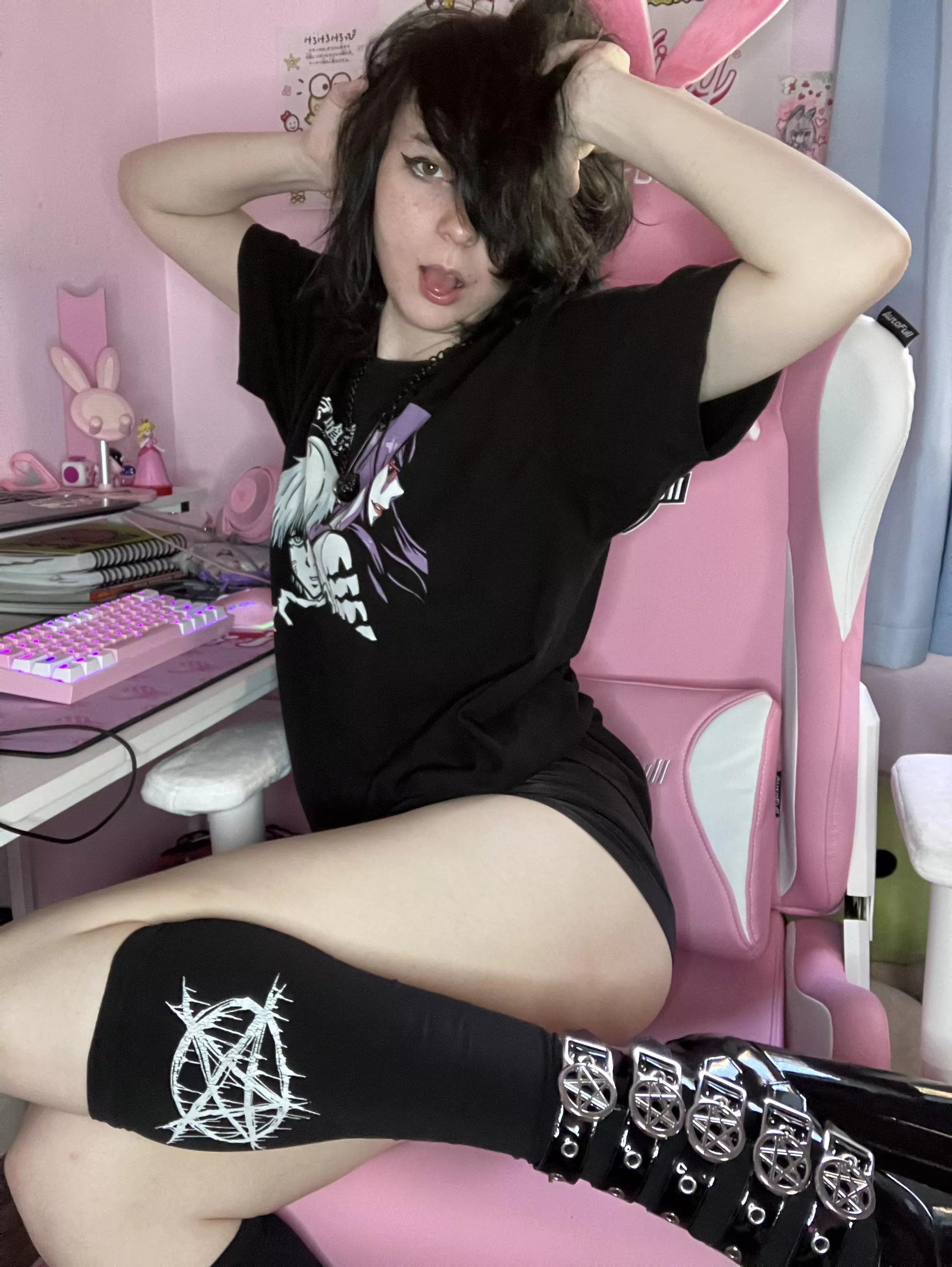 Who need pants am I right? posted by BrokenBunnies