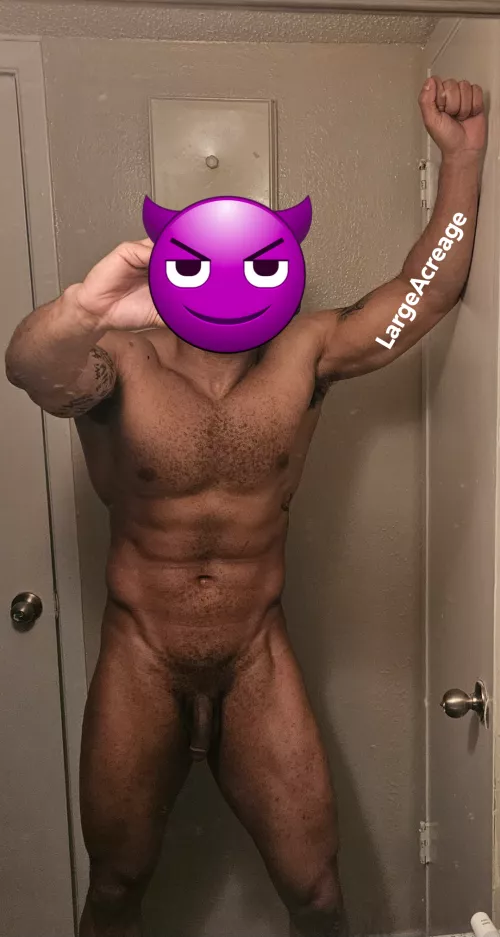 You'se a fine motherfucker, won't you back that ass up by LargeAcreage