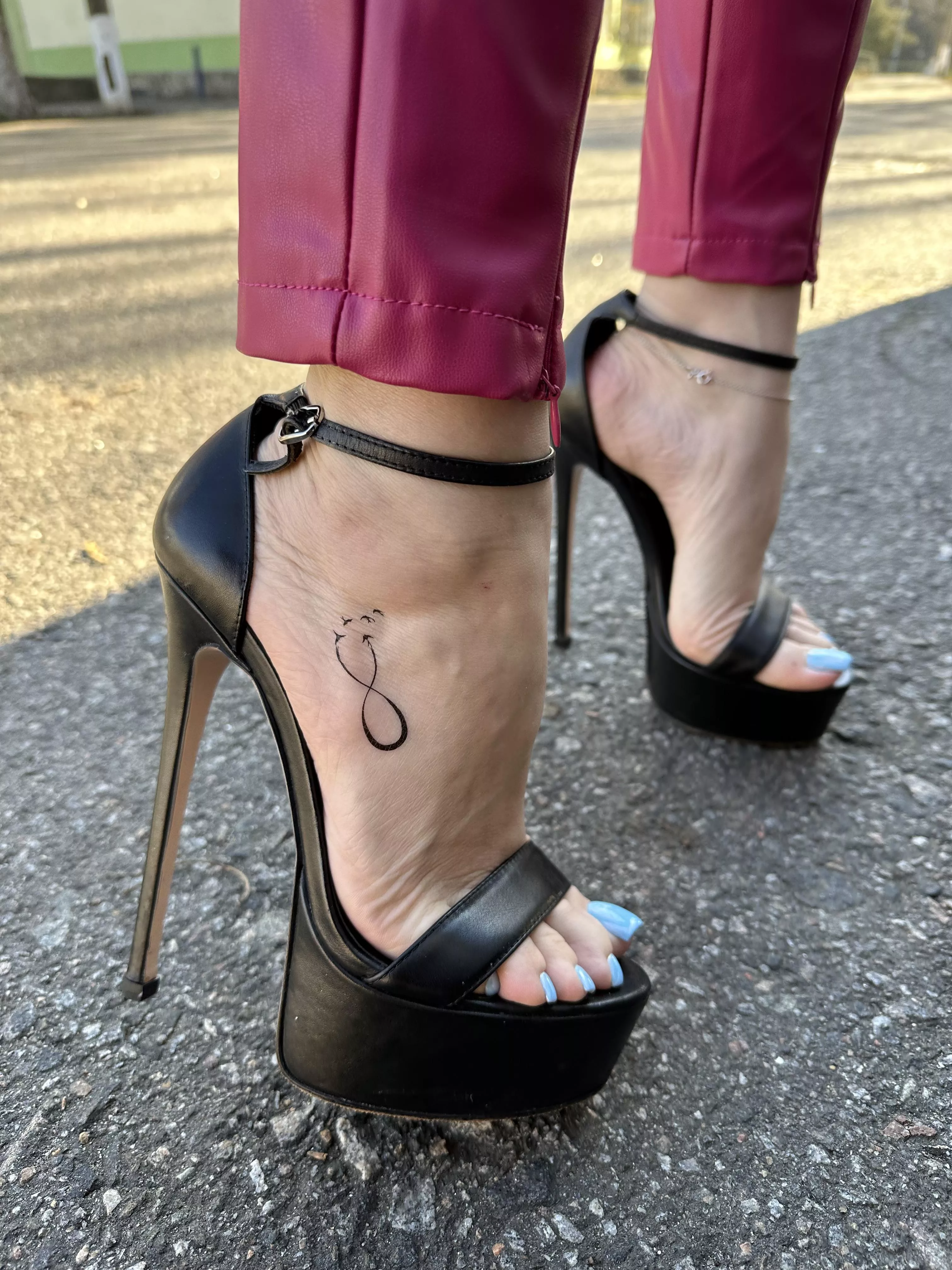 Classic leather heels 😊 Platform heels are my passion 😍 posted by missheels07