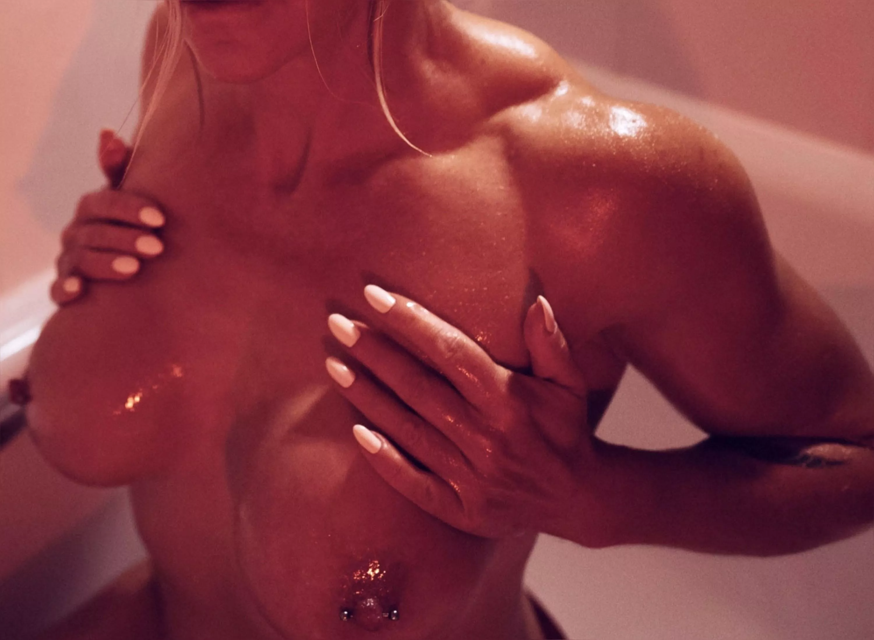 Do you like muscular shoulders? posted by nyxswift