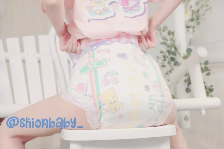 First pictures of the new Omutopia diapers being worn by abdl_japan