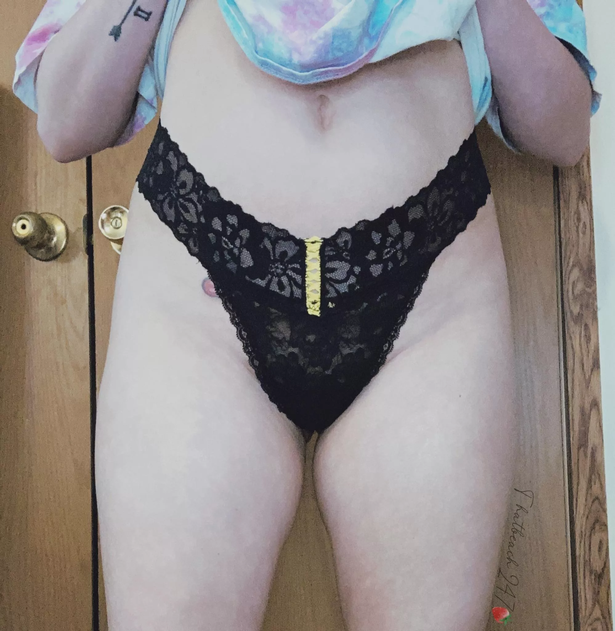 💛🖤 I know you’re horny and wanna come get a pair of my panties! 🖤💛 [Selling][US] posted by thatbeach247