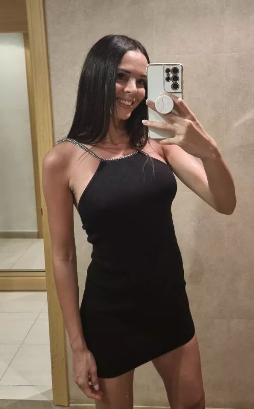 I love tight small dresses, hope this one fits me well :) by EmilieBellule