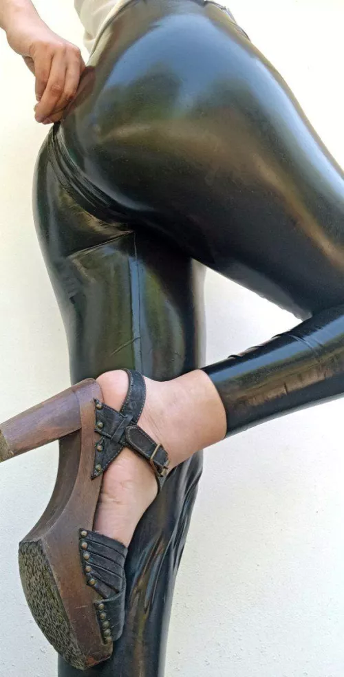 My booty look amazing in this leggings by vickylat