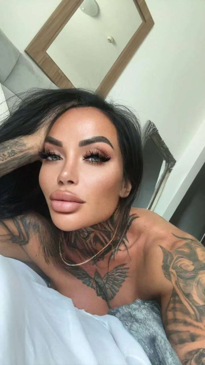 Want a kiss? posted by coedolsz