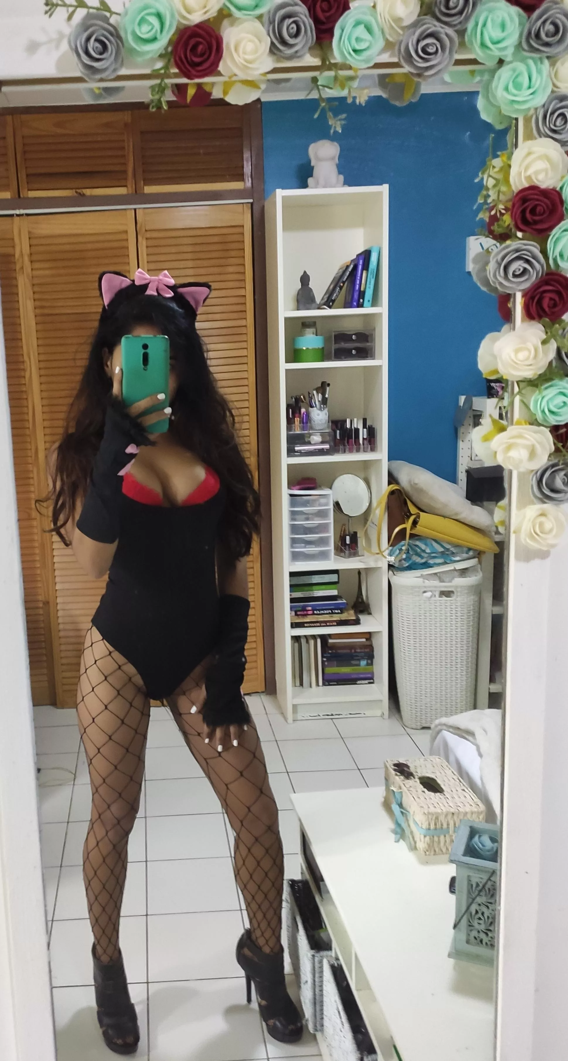 [F] kitty cat is ready to play. posted by Alwaysthetiniest