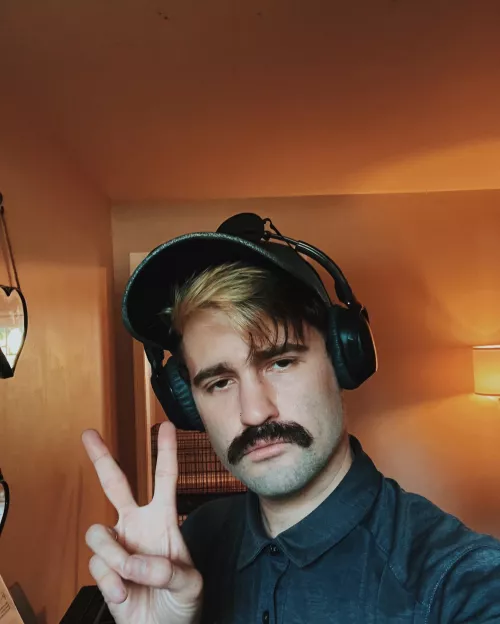 I don’t wanna work today 😞 by Deannicks