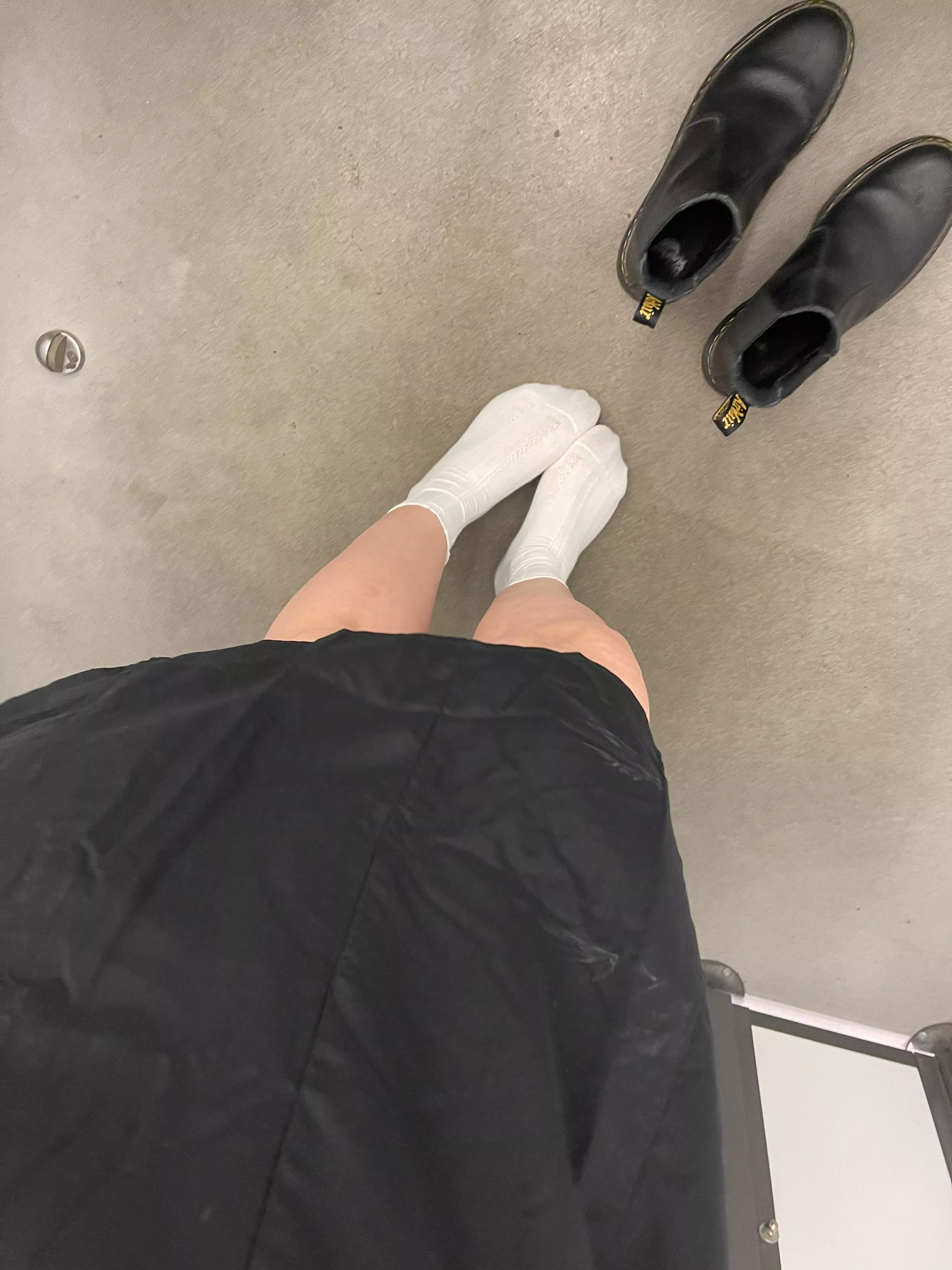 I think it would be so fun to get my feet worshipped in a changing room ✨ posted by snowpeas88