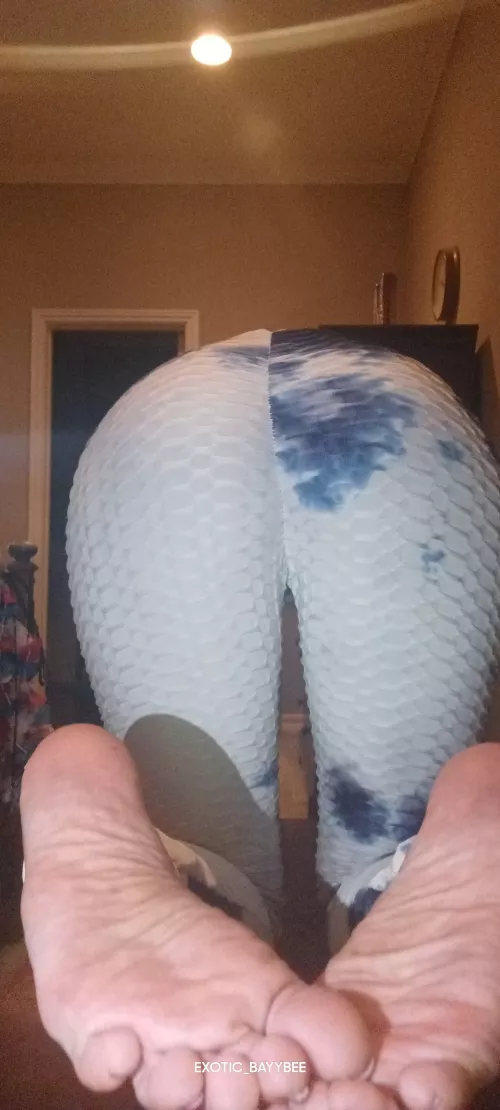 Light colored leggings are the best, wait nfl Sunday in light leggings is better by Exotic_Bayybee