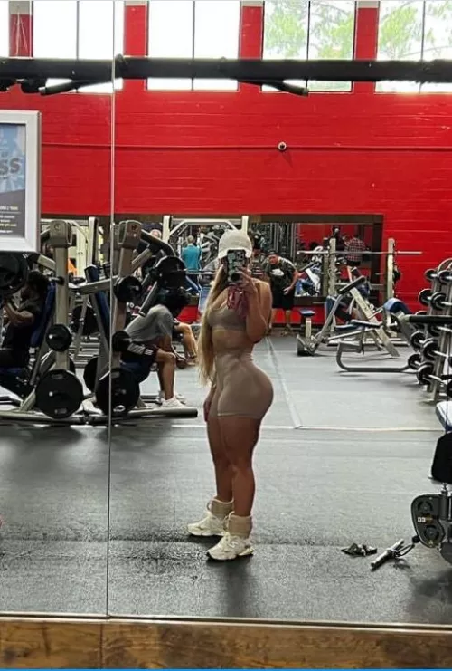 The perfect curve by lowkeyydemon