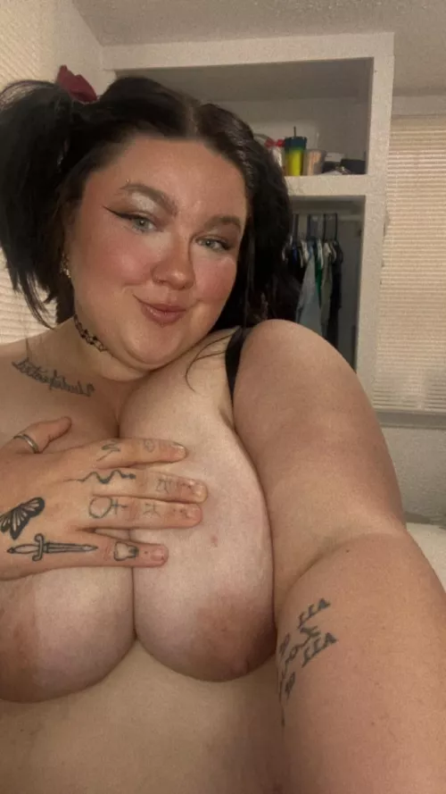 Who’s gonna hang out with me tonight? 🎀 by thebreezybabe