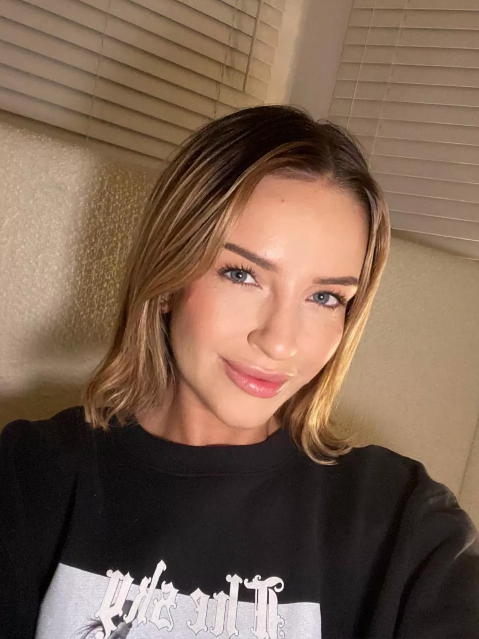 be honest Am I pretty classy ???? posted by nicoleharriiss