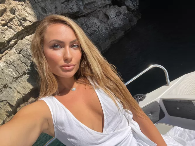 Enjoy the natural beauty by Lyricaldemerara659