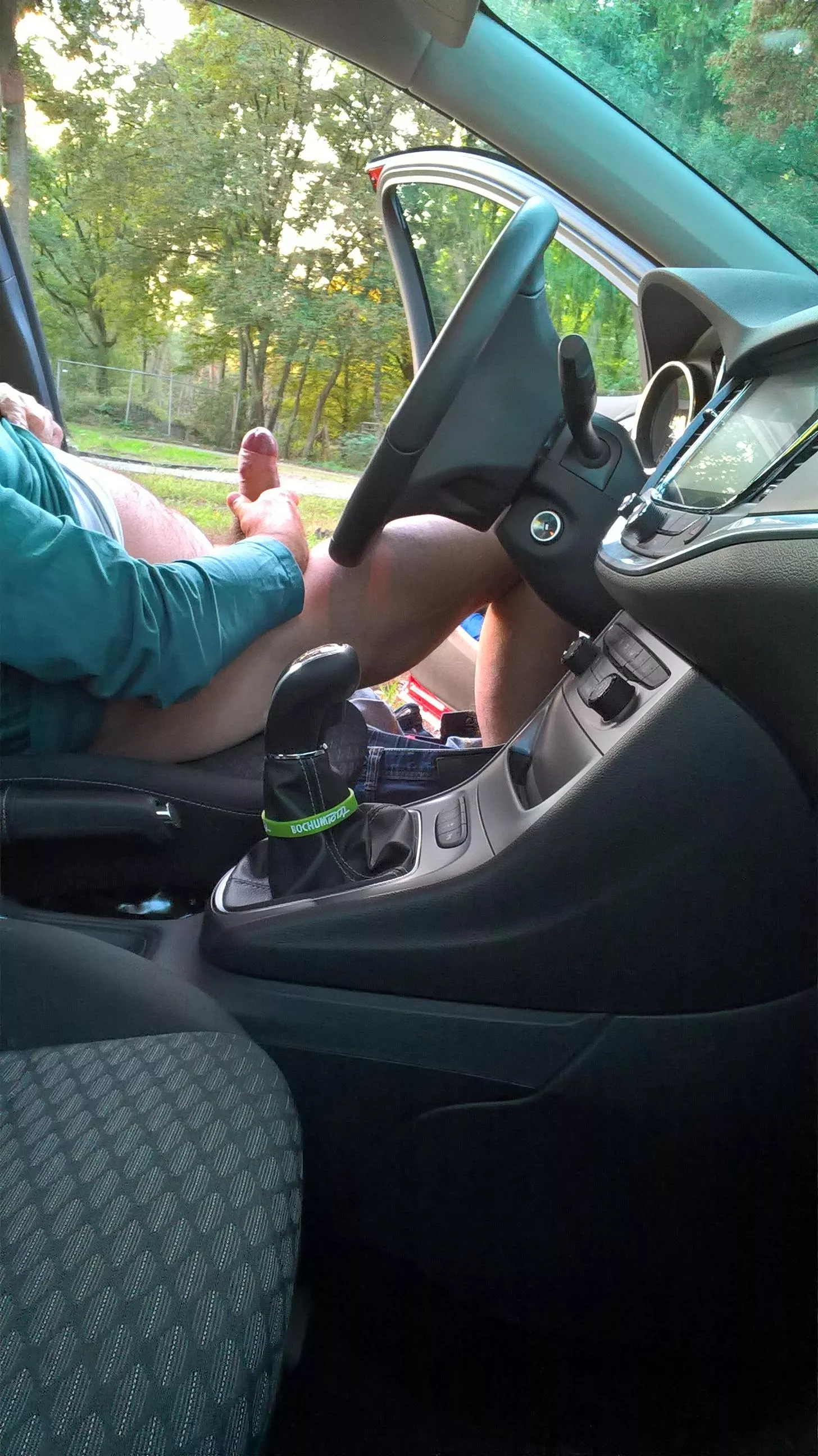 Having fun in the car posted by Davidlee2000Chat