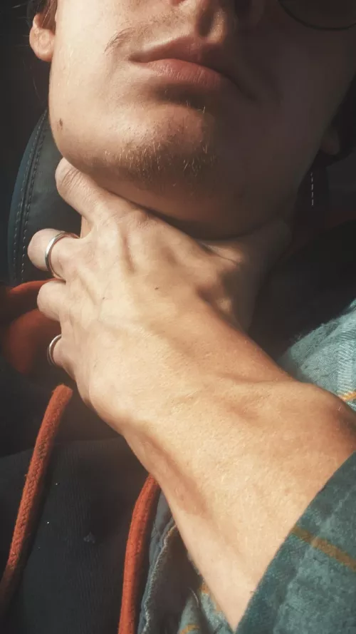 I Wonder what your neck feels like by fetshit