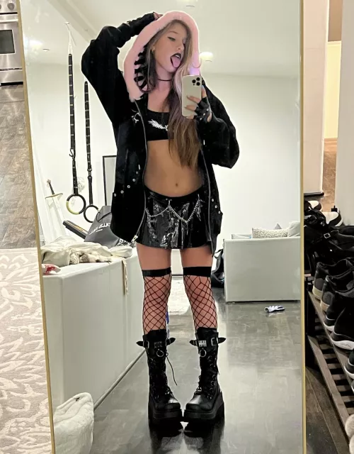 I'm keeping my boots on while we fuck by constitutekisses