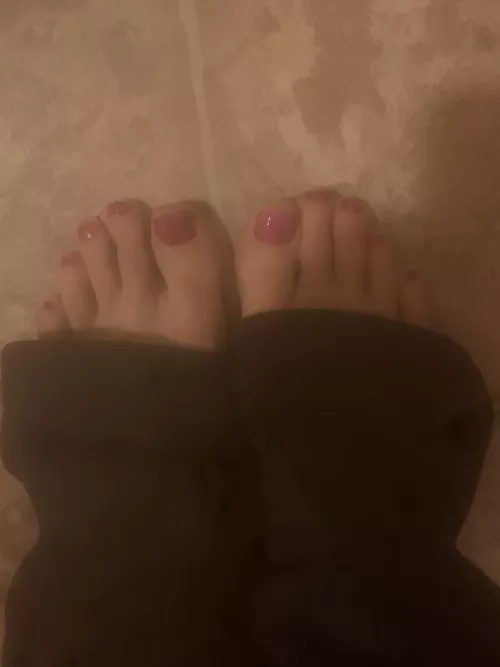 Pink toes!! by jackiegrl20