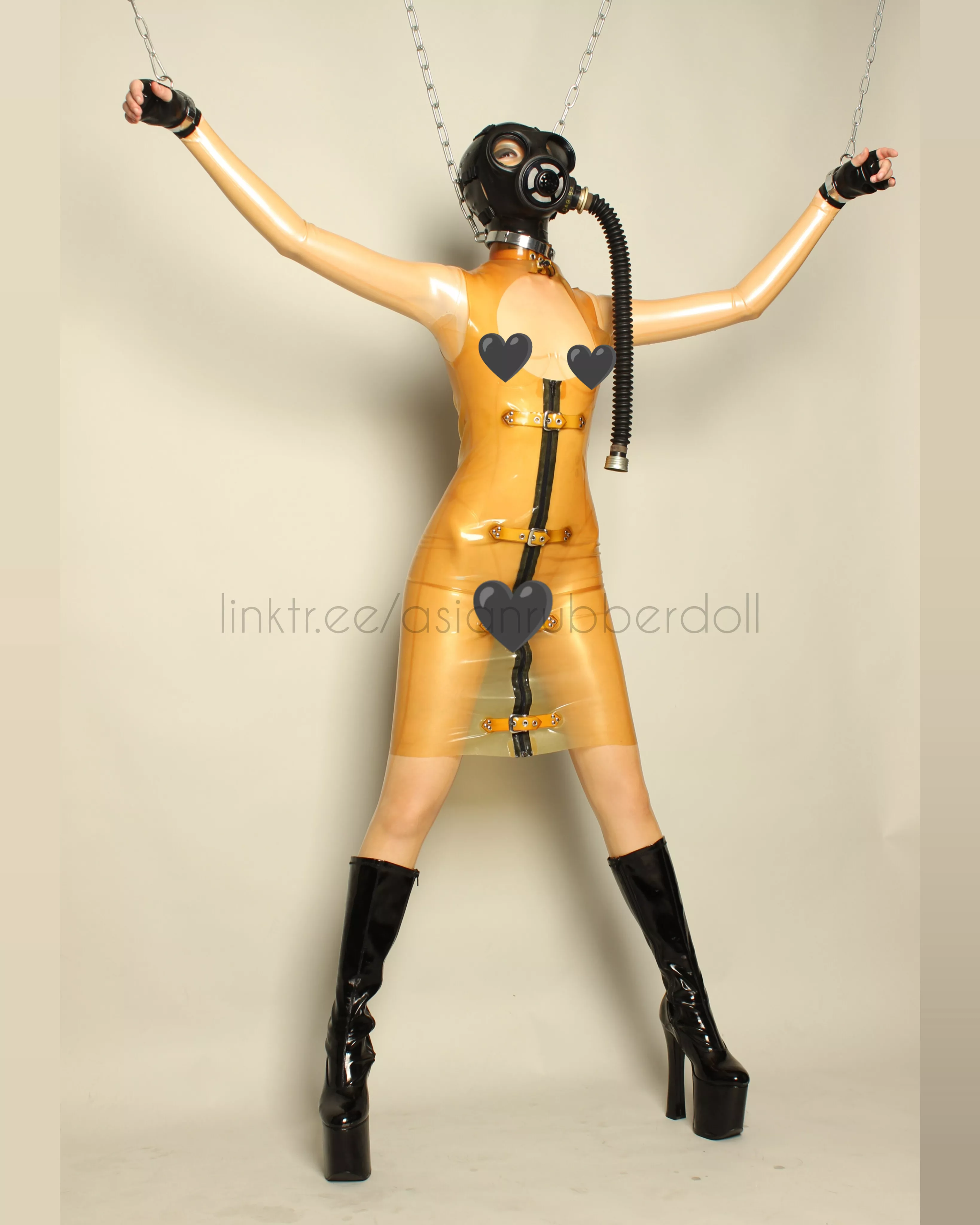 Restricted in gas mask 🖤 posted by latex-desire