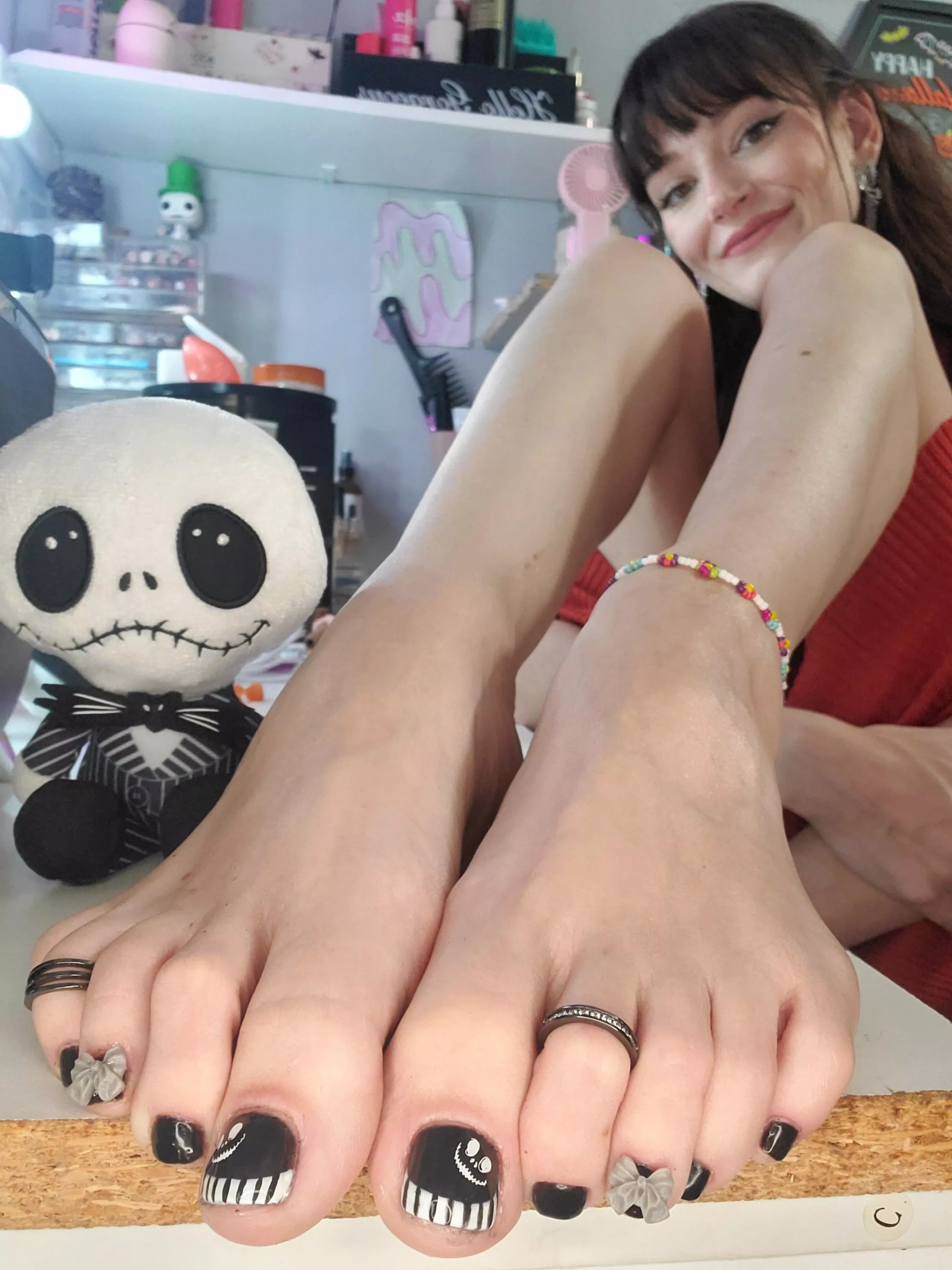 The more you stare, the stronger your obsession becomes. posted by allaboutthefeets22