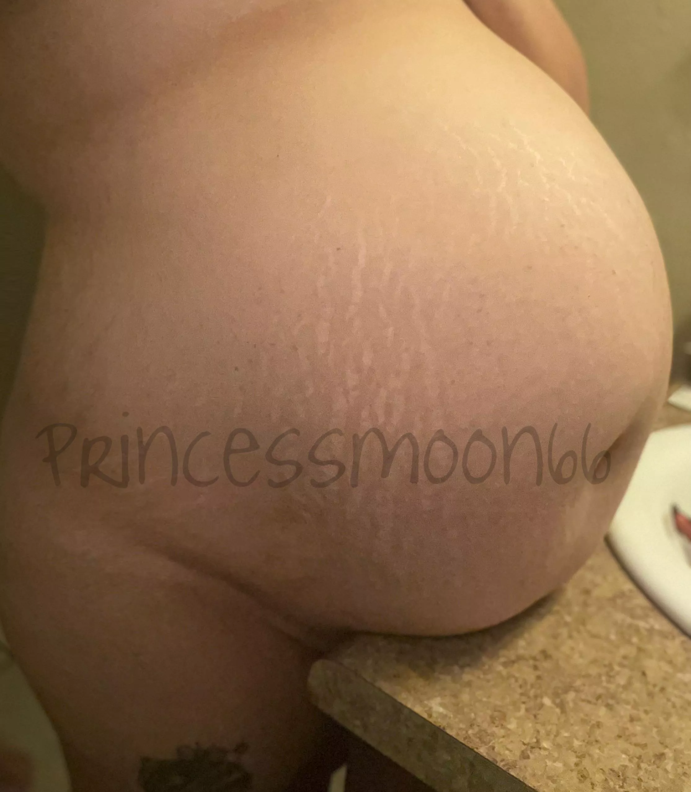 31 weeks, worship my pregnant belly 💕 posted by Milkymooon66