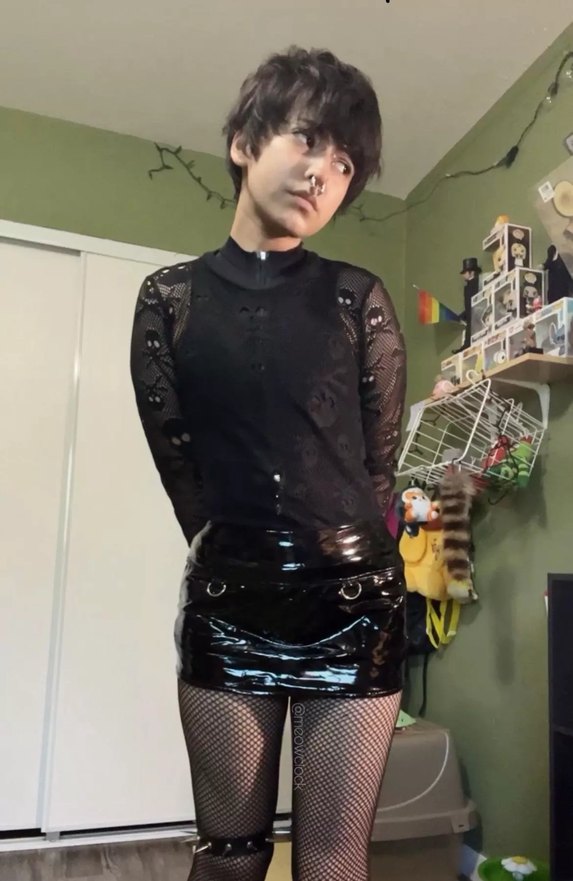 anyone like goth femboys? <: posted by meowclock