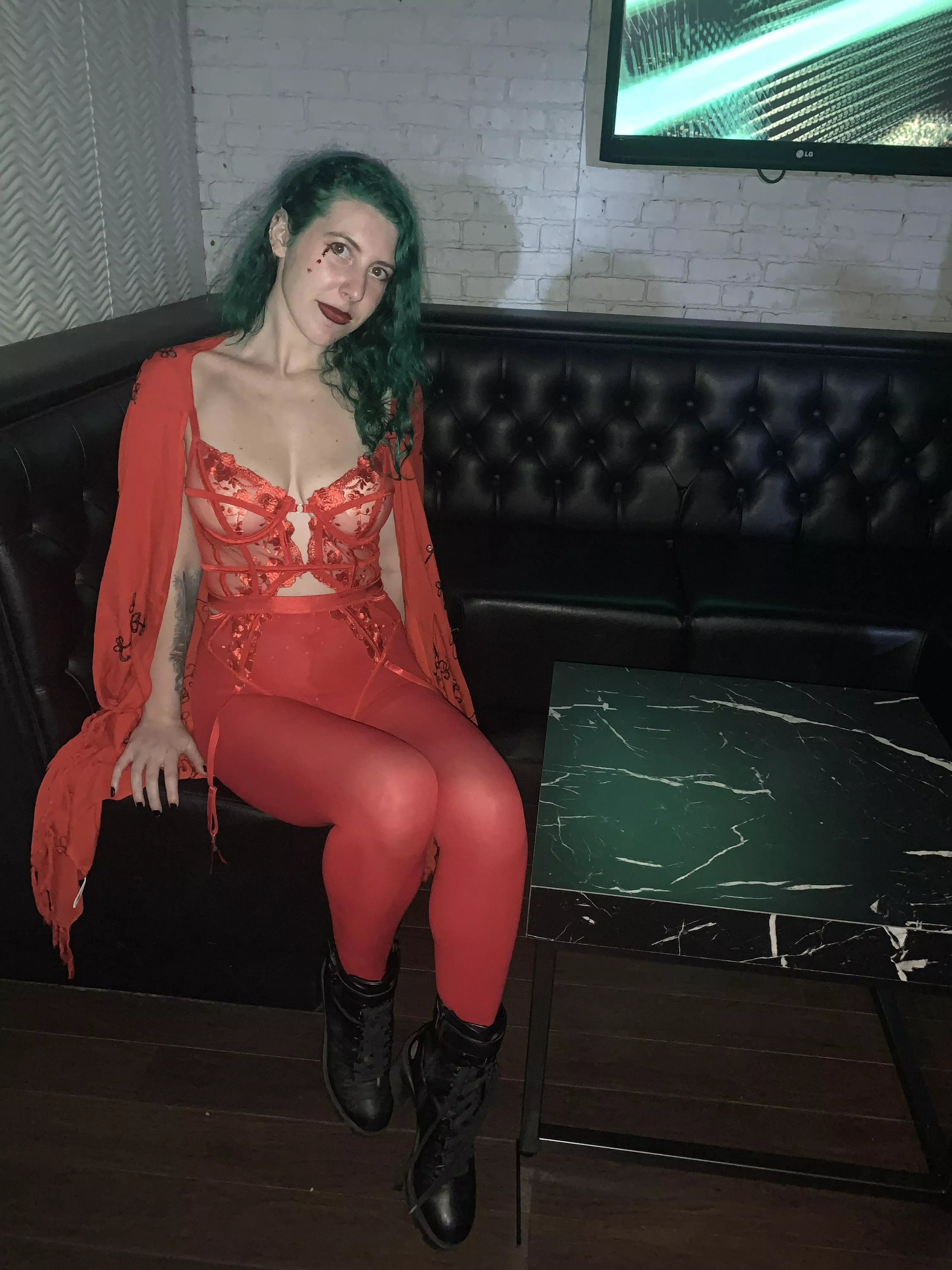 Green and red in the lounge posted by sirenskiss3