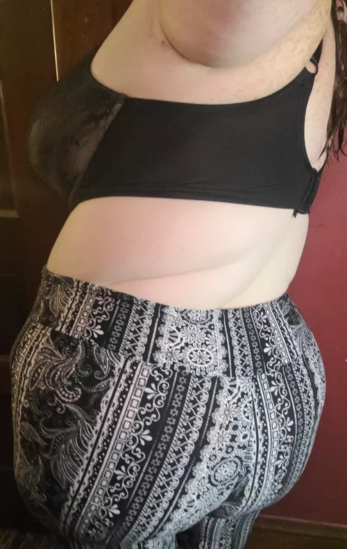 MILF booty in yoga pants by Lynn-Ryder